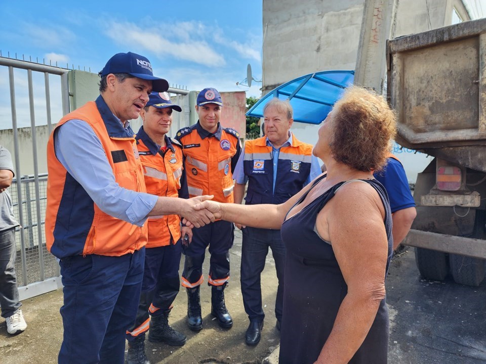 Governo entrega telhas a moradores de bairros de Colatina mais afetados pelos fortes ventos e chuvas 1